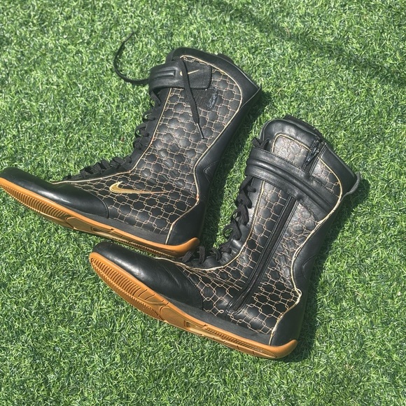 Vintage Nike Black and Brown High-Top Boots with Pattern - Picture 7 of 7